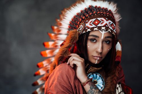belle-fille-avec-tatouages-amerindiens