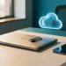 Bureau moderne et épuré avec un ordinateur portable fermé et sécurisé par un cadenas, un smartphone et un nuage lumineux évoquant le stockage numérique sécurisé.